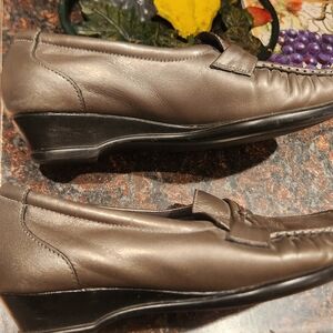 SAS loafers Brown Golden Bronze size 6.5 WW